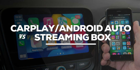 Painel de carro e um celular com CarPlay